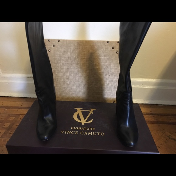 "Vince Camuto Signature" Black Dutch Calf boots - Picture 2 of 4